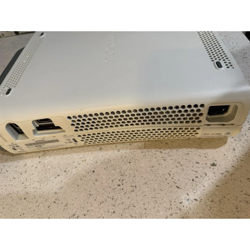 Microsoft Xbox‎ 360 ,2 Controllers ,cables HDMI Cable ,4 Games
